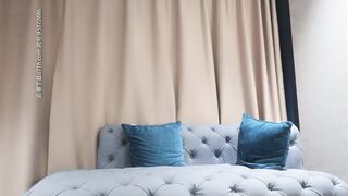 【小宝寻花】极品高颜值甜美妹子，坐身上摸屁股舌吻互舔插嘴上位骑乘猛操_和妹子撞衫情侣装