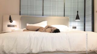 【小宝寻花】约了个丸子头甜美萌妹啪啪，舌吻互舔调情骑乘抱着猛操