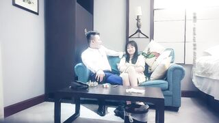 【赵总寻花】极品天然白虎馒头嫩逼学生妹，赵总直接无套内射，射完又让小天来体验这个馒头逼，无奈小穴太紧几下就败阵退场