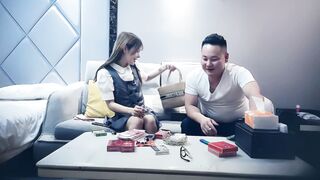 【赵总寻花】网红脸纹身小姐姐，换上情趣水手服黑丝，被按在沙发上暴操，最后口爆射一嘴