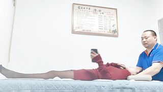 真实骚母狗勾搭盲人按摩男技师，包臀裙黑丝袜，掏出奶子揉捏，还吸了吸，解开裤子撸，技师想要插入