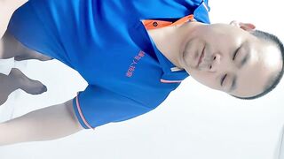 真实骚母狗勾搭盲人按摩男技师，包臀裙黑丝袜，掏出奶子揉捏，还吸了吸，解开裤子撸，技师想要插入