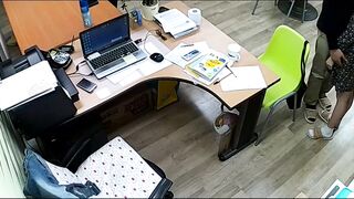 公司摄像头破解偸拍下班后经理与碎花连衣裙文员用电脑看黄片一起研究性爱动作在办公桌前打一炮！