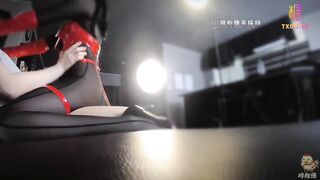 【极品-淫娃学妹】大神【鸡教练】网黄推特摄影师专属学妹玩物，圣诞的特殊玩法 开档连体黑丝 爆操嫩穴榨精小淫娃，高清1080P原版无水印