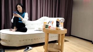 【专攻良家再约美容院漂亮少妇】沙发上美臀打桩，绝对荡妇型