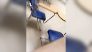 如今大学校园淫乱之风兴起，这是老师还是学生，教室里高潮喷水自慰，第二天好大的骚水味
