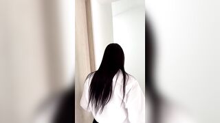 房地产顾问同意在房子里与她的客户性交，以说服他购买它