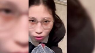 泉州医专JK眼镜妹『周晓彤』被男友调教跪舔楼道野战！