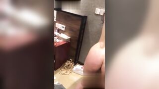 露脸调教双乳头骚母狗 黄色蜡烛滴满乳头和双臀 最后再满脸期待地接受主人圣水的洗礼