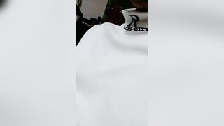 儿子精虫上头，捧着丰满骚妈的大奶子乱啃，熟女的肉体着实让人着迷
