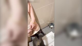 姐弟乱伦 会喷水的亲姐姐-网吧里跳蛋调教姐姐直接在厕所打炮，水汪汪骚穴玩喷尿又湿又滑后入内射