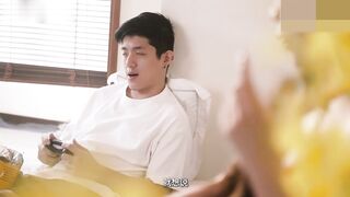 母子乱伦包養我的乾媽有超濕的嫩鮑 她温柔却带着挑逗的眼神，让原本的亲密照顾演变成欲望的引诱