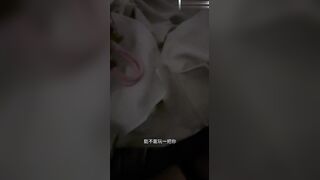 淫荡妹妹趁着哥哥打王者荣耀，骑在哥哥身上，被哥哥操的双腿痉挛