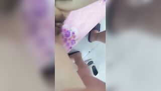 真实家庭乱伦 傻弟弟勾引亲嫂子 她那丰满的身体在弟弟的挑逗下扭动，发出迷人的呻吟