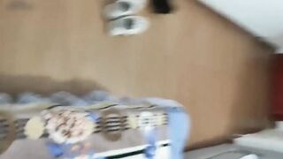 真实家庭乱伦 媳妇打电话殊不知我正在操她妈 我继续猛烈地抽插岳母，让她不要出声，她却一边被我干，一边偷笑