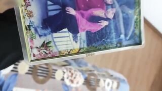 真实家庭乱伦 媳妇打电话殊不知我正在操她妈 我继续猛烈地抽插岳母，让她不要出声，她却一边被我干，一边偷笑