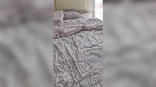 老妈维护继父，主动把我们的混合液+逼里流出的精液+尿液喝下去了。
