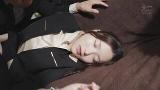 ADN-732 [无码破解] 身穿涂满媚药的贴身内裤每走一步都颤抖失禁的美腿女秘书 - 白峰美羽