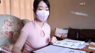 极为严格的女书法老师，对她懒散的学生，采取另类的教育方式