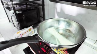 [糖心Vlog] 厨房禁忌 厨房煮面饿了先吃大叔鸡巴，煮面声里我被干到哭，精液灌满逼里喷得满地白浊淫水 - 爱吃雪糕