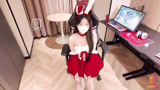 [糖心Vlog] 特殊的圣诞惊喜 邻居小糯蜜穴送温暖 骚穴塞满肉棒不停抽插内射 - 喵叽小糯