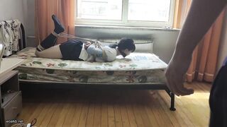 高中毕业生小悦的真实初绑，标准驷马紧缚，青涩可爱的高个妹妹椅下放置