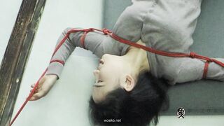 露脸牛仔裤，大字型捆绑拘束，痴汉挠痒占小便宜