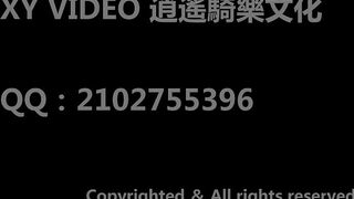 露脸短裤辣妹被虐踩，差点失禁