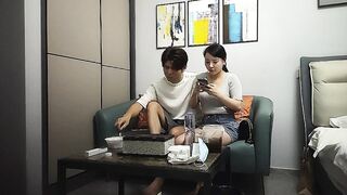 【日久深情】约性感外围御姐，换上睡衣开档黑丝，翘肥臀69口交，埋头舔骚逼