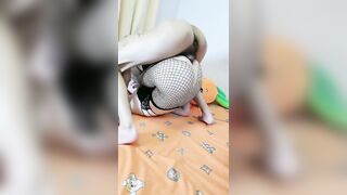 新人下海渔网袜御姐【下篇】齐逼牛仔短裤！和炮友激情操逼，骑乘位插穴，两个奶子直晃动