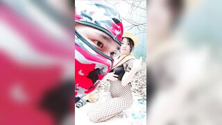 精壮小伙户外享受姐妹花激情啪啪给狼友看，全程露脸享受骚逼的口交大鸡巴，压在身下爆草抽插激情上位姐妹放哨