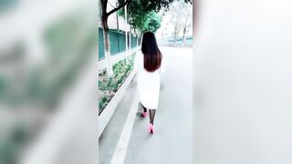 【为人湿表】风骚小少妇出轨寻刺激，户外露出公厕和男炮友啪啪啪