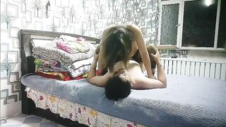 再约良家骚女，吃饱喝足再开操，开档黑丝猛扣穴，怼着大屁股尽情输出