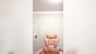 娇小可爱颜值高【裸舞-上篇】好身材的小渣女全程露脸小秀，深夜陪狼友骚，互动狼友诱惑舞蹈，掰开骚穴看特写精彩刺激