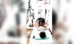 按摩店里的小哥哥被渣女弄得都害羞了，口交大鸡巴激情上位，猛女草的逼男的都刺激，浪叫呻吟淫语不断爆赞