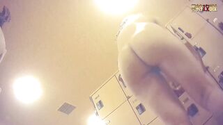 温泉洗浴中心女宾【换衣室洗浴间-1】内部真实偸拍，好多年轻嫩妹，各式各样大奶，翘臀性感的毛毛不知不觉，J8都看硬了
