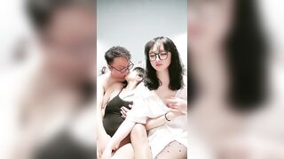 眼镜幸福老哥，淫乱双飞大奶妹，交叉舌吻双女舔屌，骑乘抽插揉捏奶子，打桩机猛操屁股
