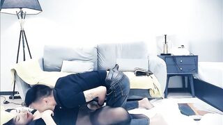 精神小伙干极品美少妇，黑丝白臀，抠穴不止，呻吟不停，娇喘诱惑太刺激