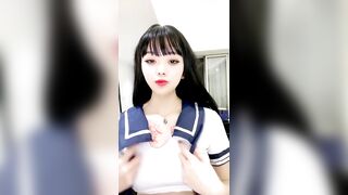胸前有个发财花臂纹身，红唇妖艳美女，极品美乳粉穴，情趣装露奶浴室洗澡，双跳蛋震动微毛肥穴，一个塞入一个震阴蒂