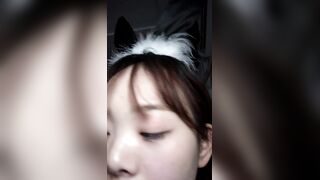 长相可爱的粉色丝袜妹子，粉色道具小海豹自慰阴道刺激阴蒂，掰开私处看粉穴