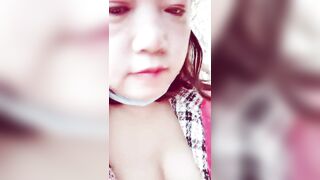 风骚熟女【户外公园勾搭闷骚大哥】激情啪啪，全程露脸让大哥吃奶子，深喉大鸡巴开档黑丝直接后入爆草抽插好多水