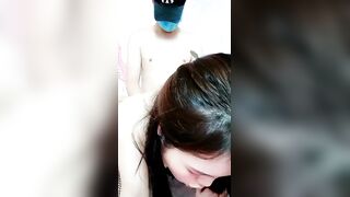 黑丝骚少妇被小哥哥草舒服了，全程露脸丝袜情趣装诱惑，深喉口交大鸡巴让小哥各种姿势无套抽插内射还舔骚逼