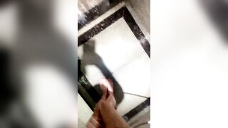 【浴室啪啪】金丝眼镜极品妹子和年轻小男友啪啪做爱，玩超多花样，逼逼水超级多