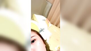 【小美女爱诱惑】超清纯萝莉萌妹全裸秀，揉捏小奶子无毛逼逼，近距离掰穴洞洞很小，跪在沙发上翘起屁股扭动