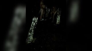 【技校小妹】神似张子枫，19岁小萝莉，两个大叔带到野外，撒尿，口交，啪啪，蚊子超多，咬的三人满腿包一直挠