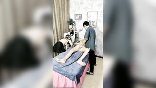 【折扇戏红颜】男女技师一起玩弄骚女顾客，揉奶抠逼浪叫不断，让小哥各种体位蹂躏抽插高潮不止