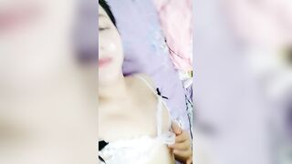 娇羞小姐姐露脸颜值好高，情趣内衣诱惑跟大哥深夜激情啪啪，无套爆草抽插让大哥射在嘴边舔精液吃不要错过