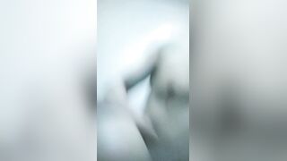 娇羞小姐姐露脸颜值好高，情趣内衣诱惑跟大哥深夜激情啪啪，无套爆草抽插让大哥射在嘴边舔精液吃不要错过