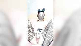 精品舞蹈系大学生妹子热舞自慰诱惑【自慰篇】玻璃棒抽插嫩穴白浆一直流，高跟鞋连体网袜跳舞，玻璃棒整根深插