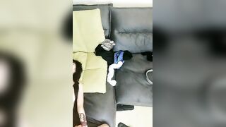 纹身少女跟两个小哥哥玩3P【上篇】露脸被小哥在床上各种抽插爆草玩弄骚穴，口交大鸡巴把自己都累换了还不被放过